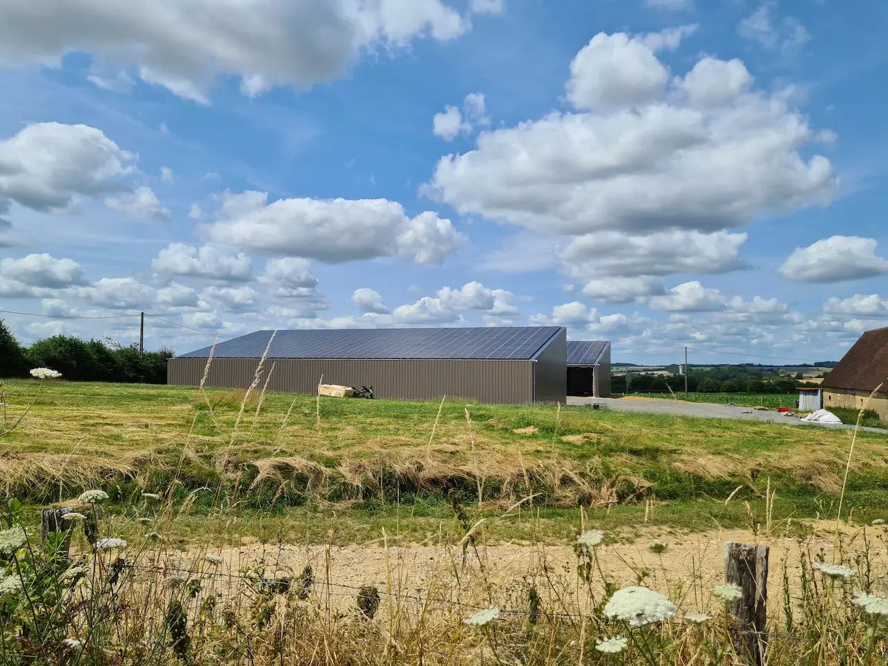 Bâtiment agricole Solaire et photovoltaïque réalisé par Triangle energie chez de agriculteurs dans toute la France