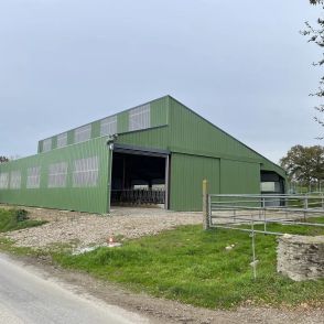 Bâtiment d'élevage bovin avec panneaux solaires Triangle Énergie