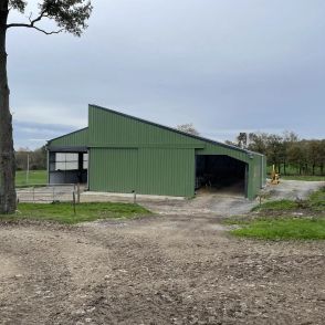 Bâtiment agricole photovoltaïque réalisé par Triangle Énergie en Bretagne pour de l'élevage bovin