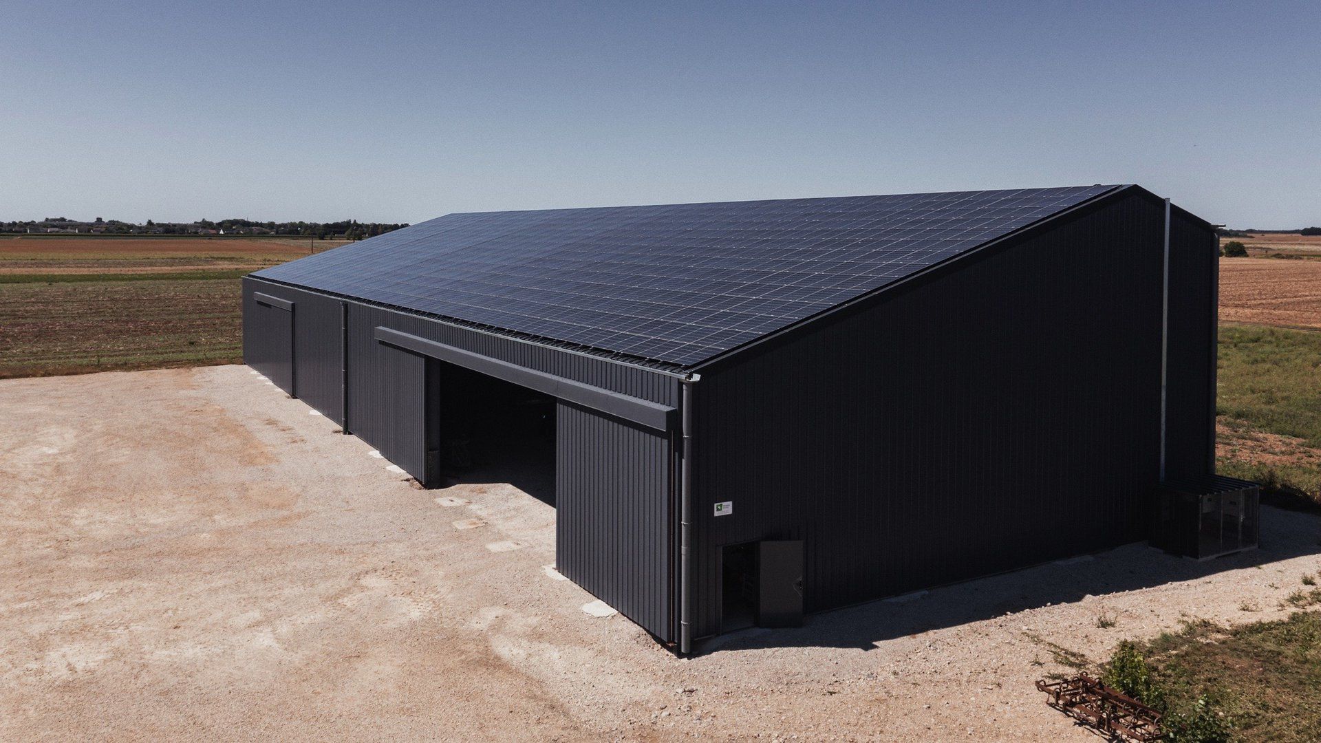 Bâtiment agricole Solaire et photovoltaïque réalisé par Triangle energie chez de agriculteurs dans toute la France