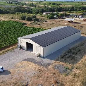 Bâtiment photovoltaïque symétrique avec une exposition Est-Ouest dans l'Hérault, réalisé par Triangle Énergie pour un viticulteur