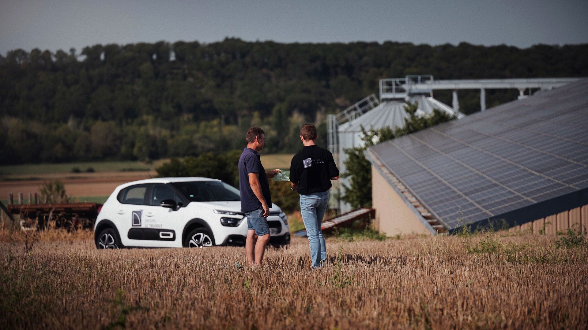 commercial Le triangle avec un agriculteur dans un champs