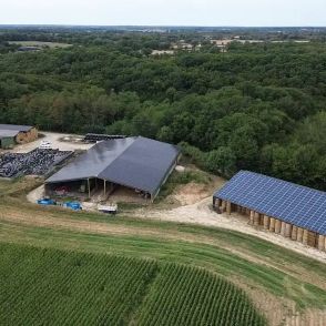 Deux bâtiments agricoles solaires, un réalisé par Triangle Énergie et l'autre rénové au niveau de la toiture par Triangle Énergie