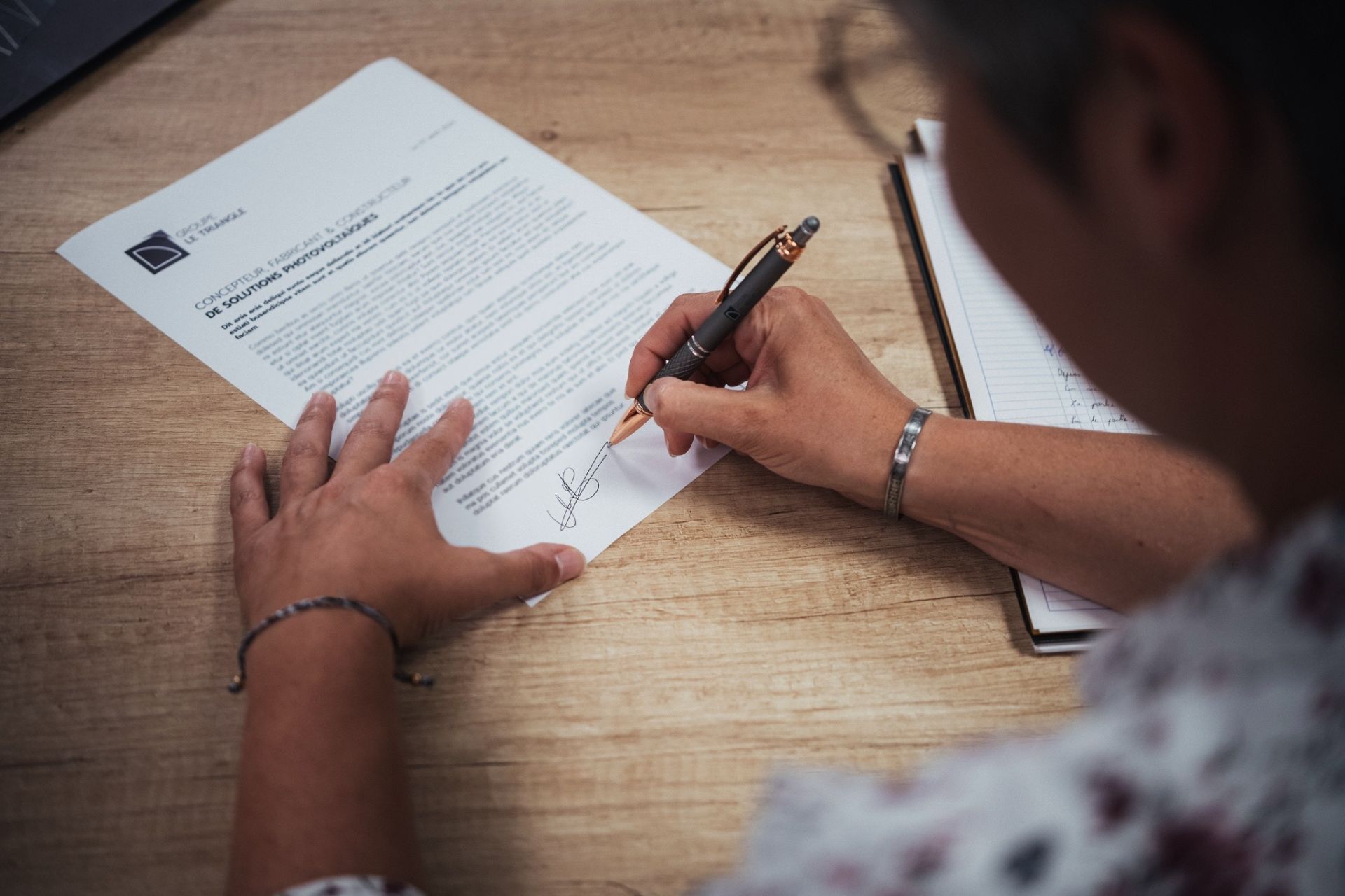 personen en train de signé un document administratif de Triangle energie