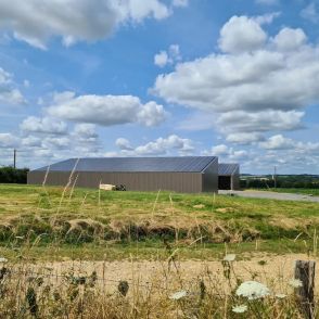 Bâtiment agricole Solaire et photovoltaïque réalisé par Triangle energie chez de agriculteurs dans toute la France