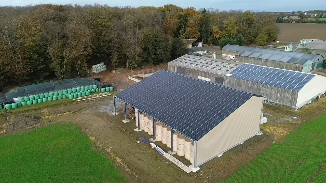 Hangar photovoltaïque à visiter avec Triangle Énergie