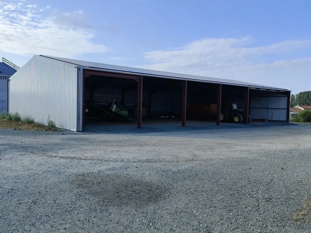 Réalisation hangar agricole solaire par Triangle Énergie