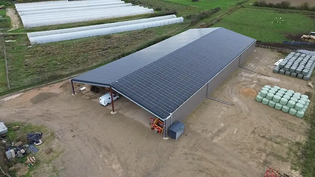 Hangar photovoltaïque à visiter avec Triangle Énergie