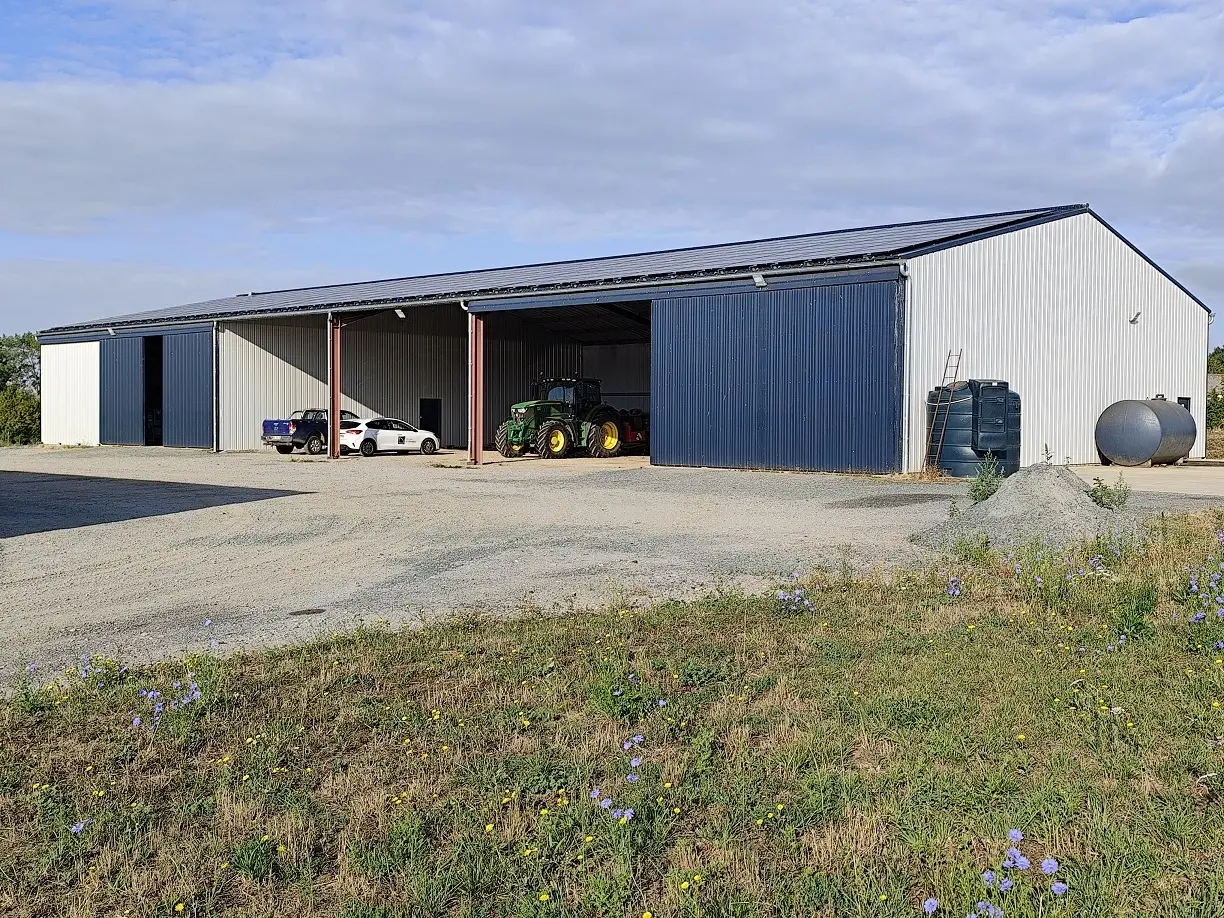 Rénovation de toiture d'un hangar agricole avec pose de panneaux solaires