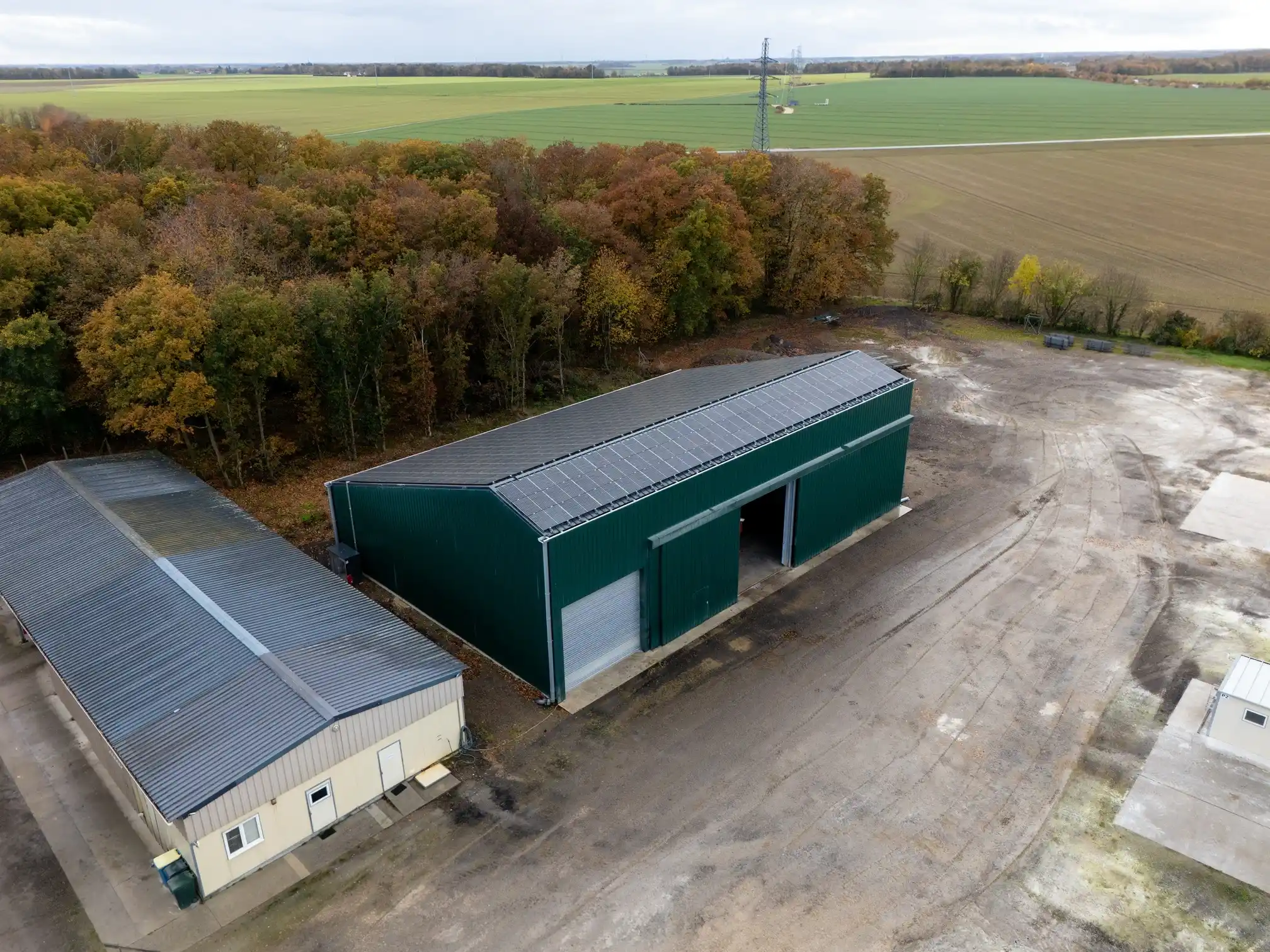 Bâtiment de stockage de foin isolé avec centrale solaire sur la toiture