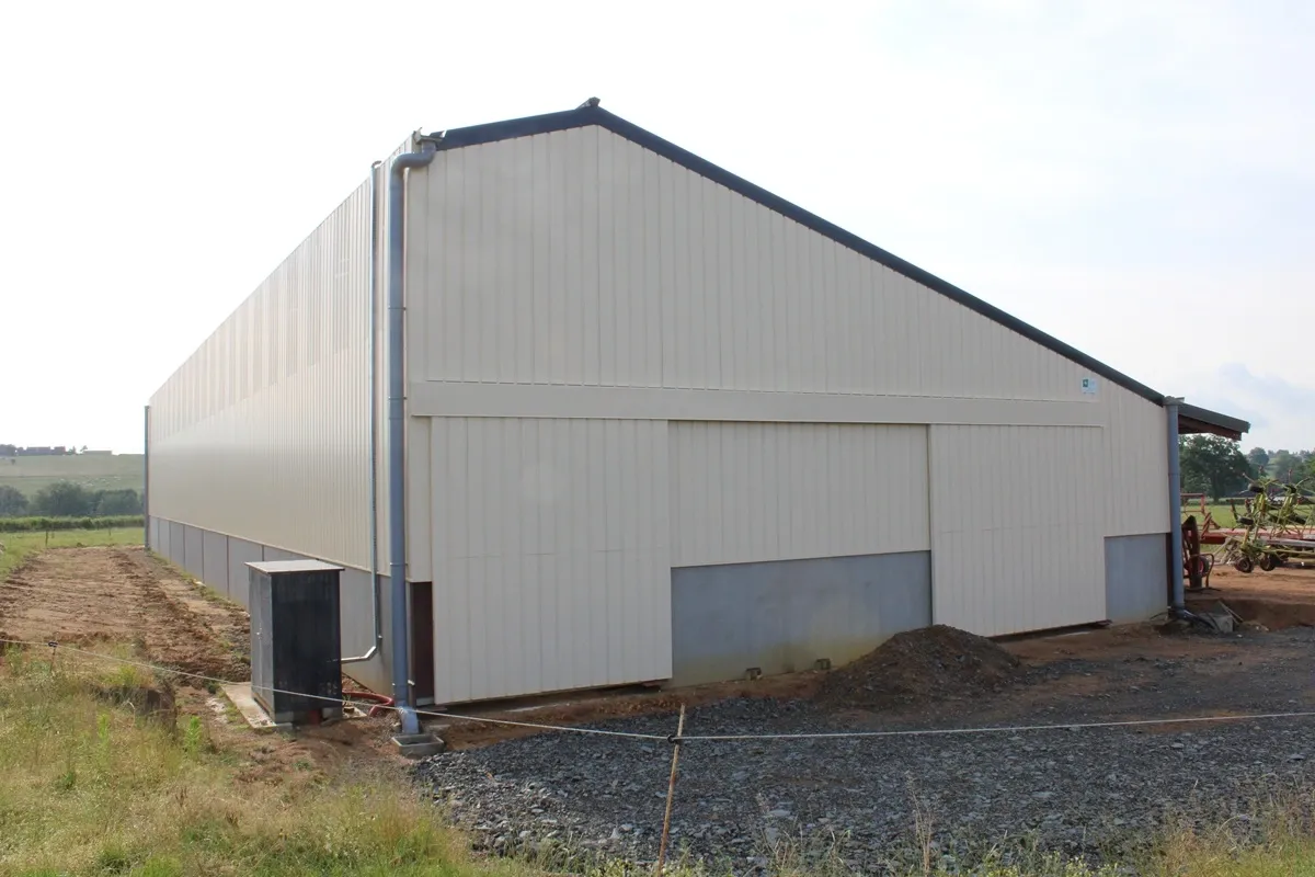 Côté d'une stabulation solaire avec deux portes d'accès