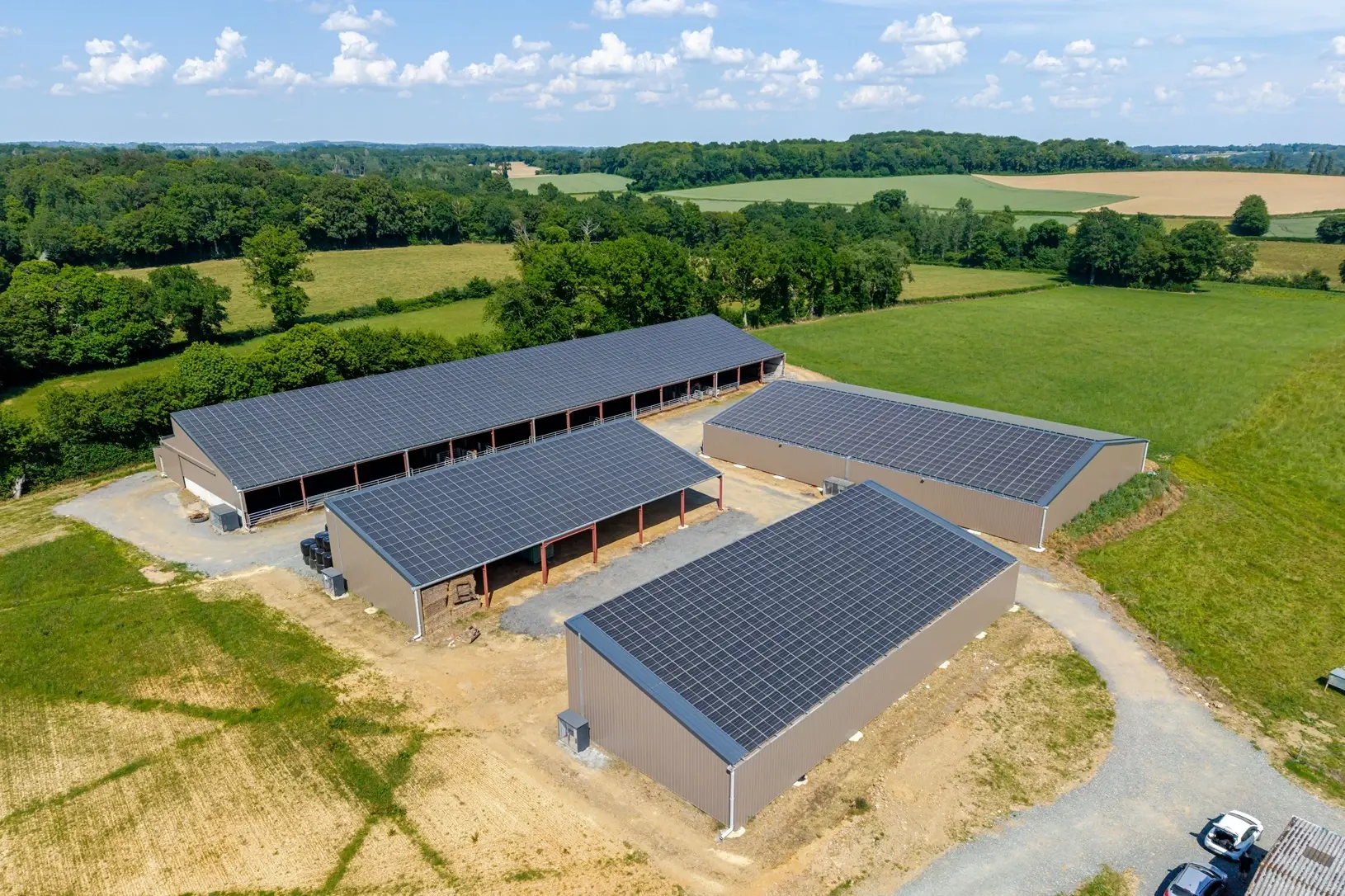 Quatre bâtiments agricoles solaires dont une stabulation. L'ensemble a été construit par Triangle Énergie